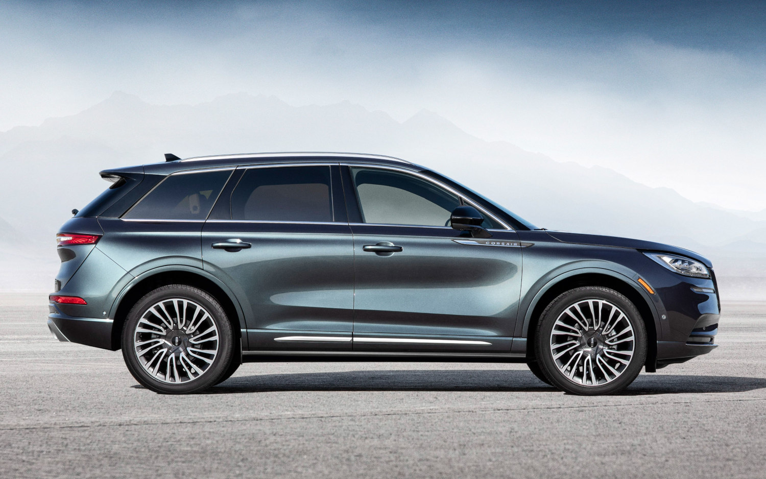 Comparison Lincoln Corsair Reserve 2020 vs Buick Envision Essence